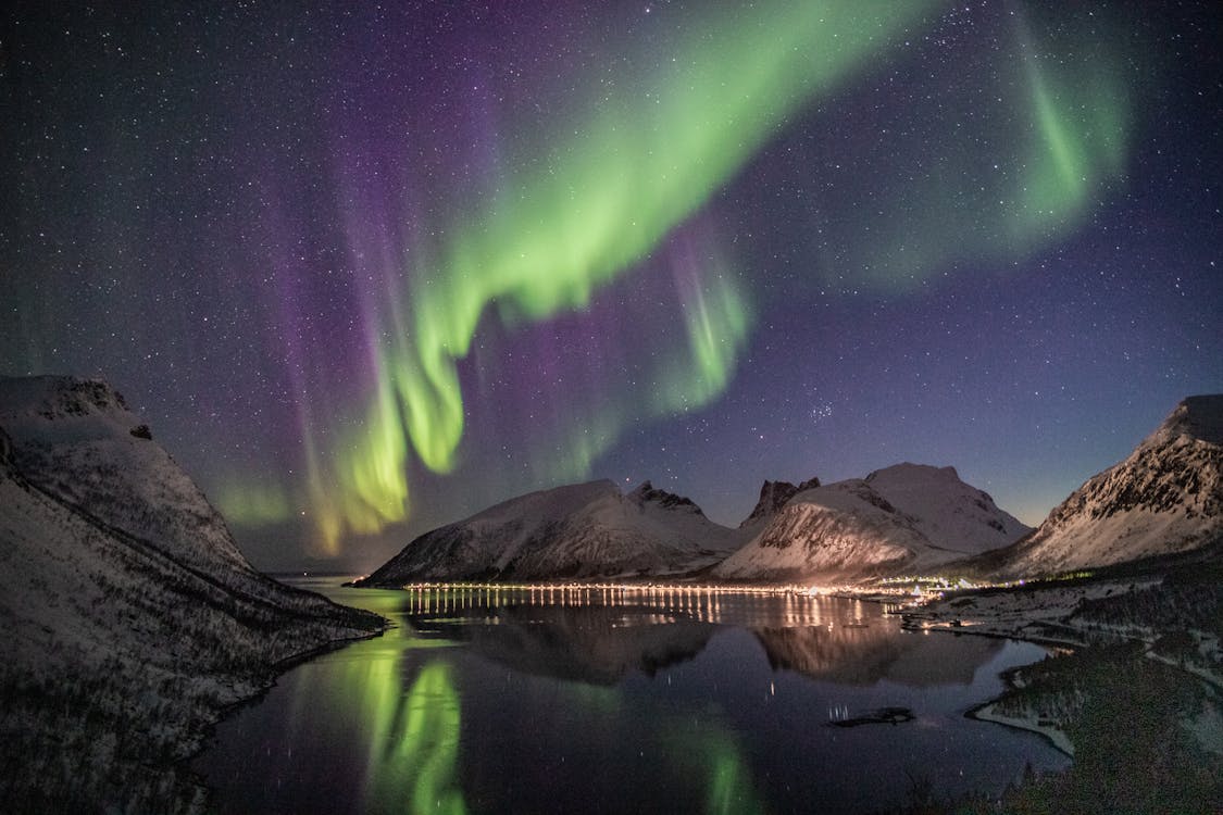 Nordlichter über Islands Landschaft
