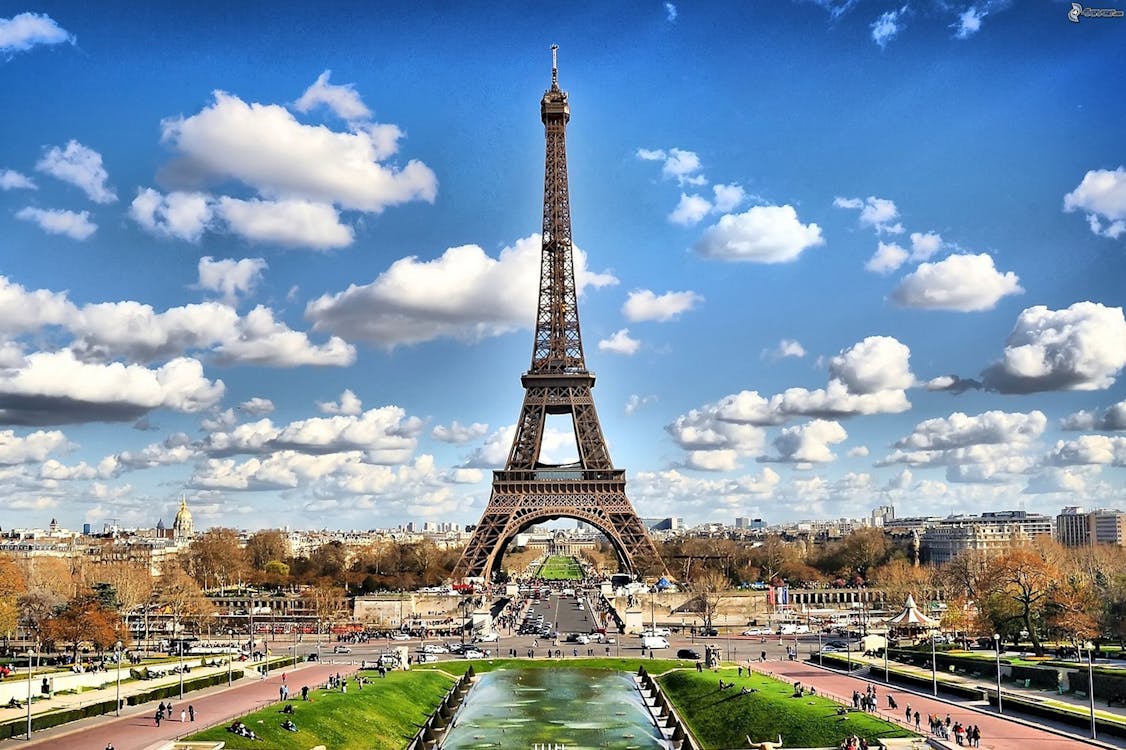 Eiffelturm bei Sonnenuntergang in Paris