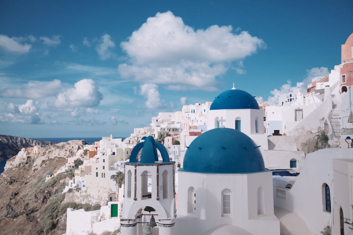Blaue Kuppelkirchen und weiße Häuser auf Santorini